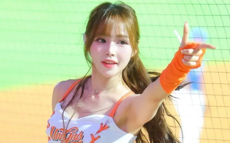 T1 Oner's older sister, Moon Hye-jin, a member of Uni-Girls cheerleading squad, flew to Chengdu to support her.